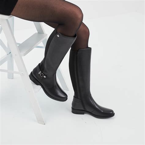 Bottes cavalières avec boucles en cuir noir femme .